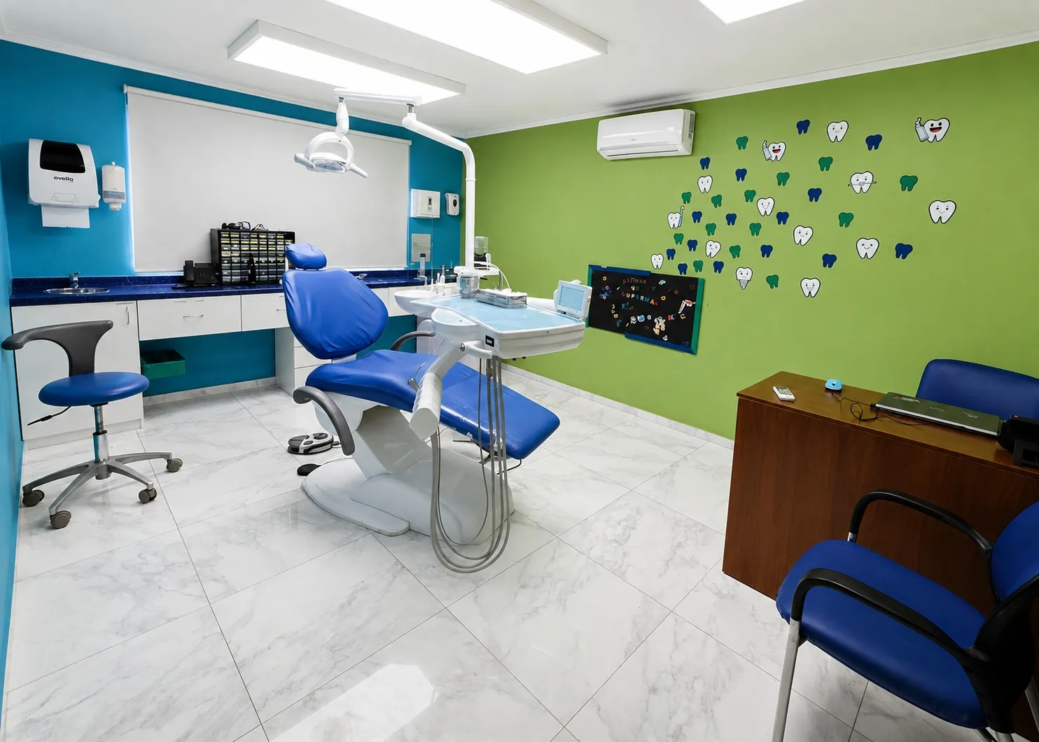Box de atención de Odontopediatría en OdontoSur Valdivia