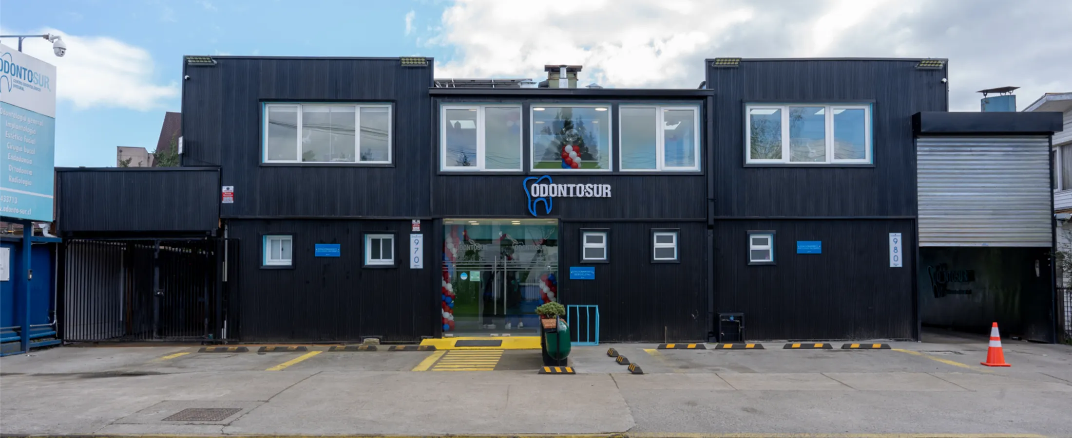 Fachada del Centro Odontológico OdontoSur en Avda. Simpson 970, Valdivia