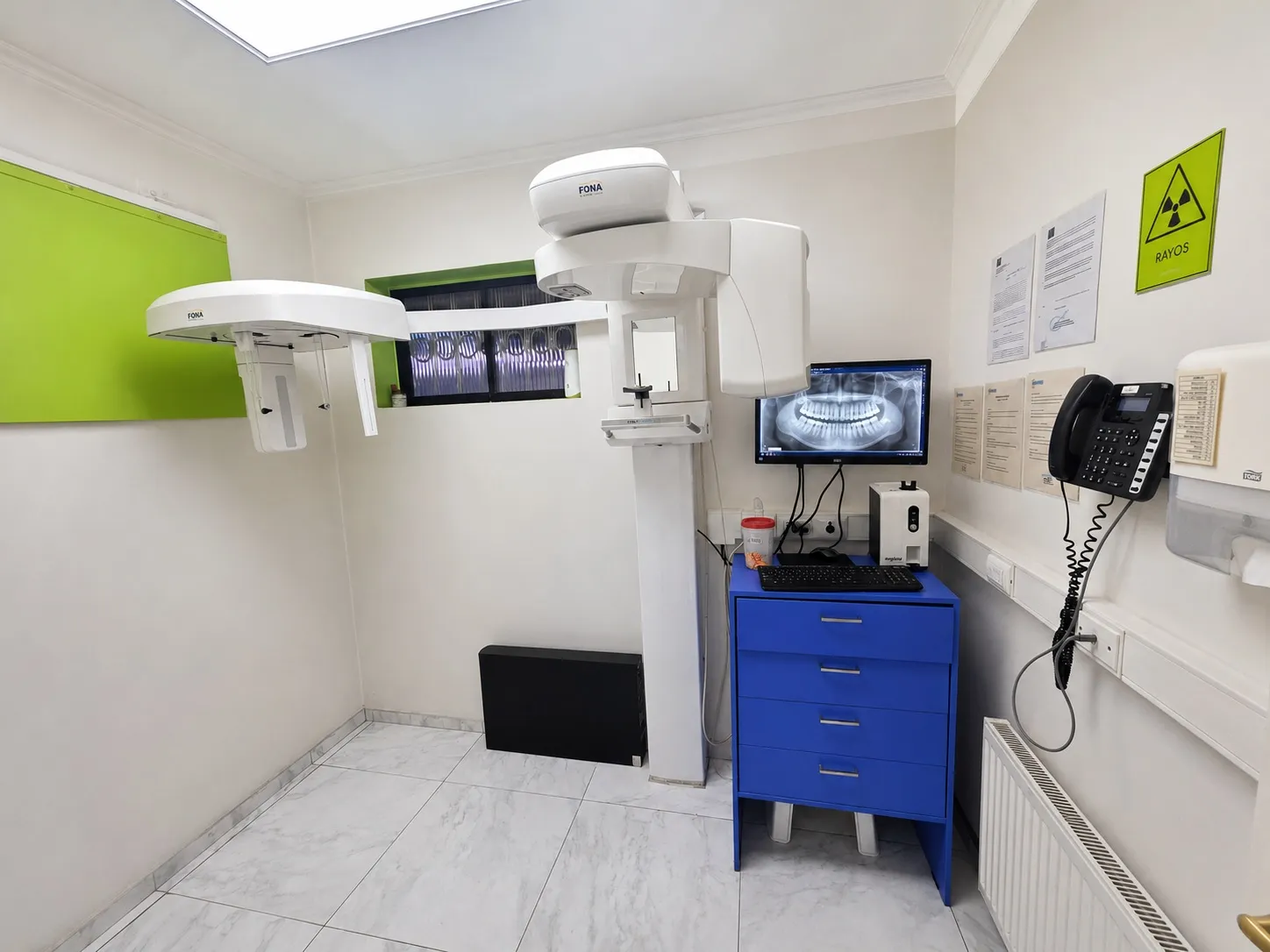 Sala de rayos y equipamiento odontológico de OdontoSur